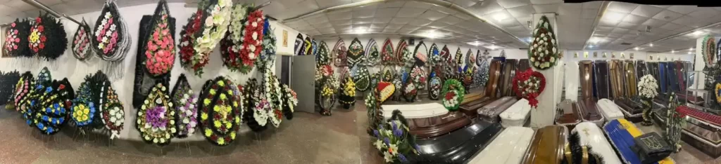 Зал, где выставлены все товары для похорон от похоронного бюро